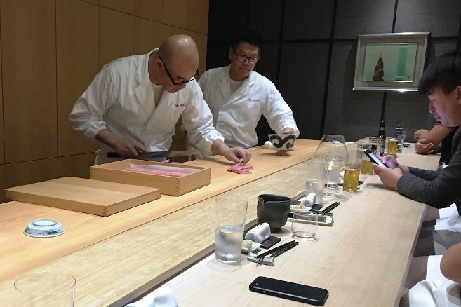 Mitsuhiro-Araki-preparing-tuna