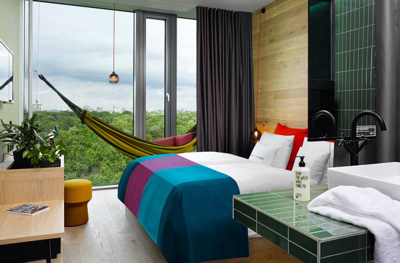 2740_8_25hours_hotel_bikini_berlin-jungle-room-m-hangematte-zooblick_klein