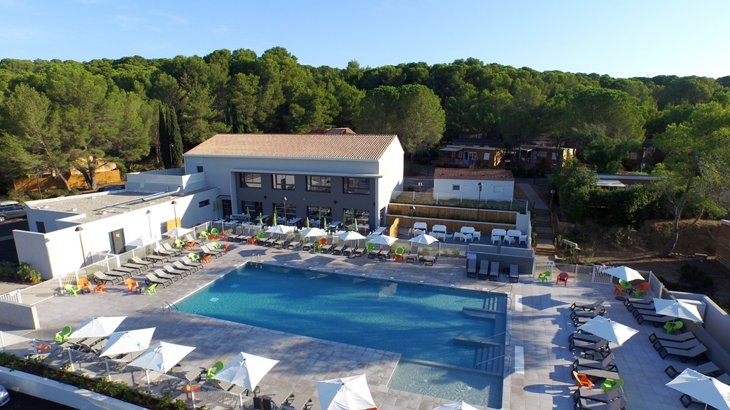 Le village Montagnac-Méditerranée dans l'Hérault a été entièrement rénovée en 2014 et dotée d'une piscine extérieure chauffée.