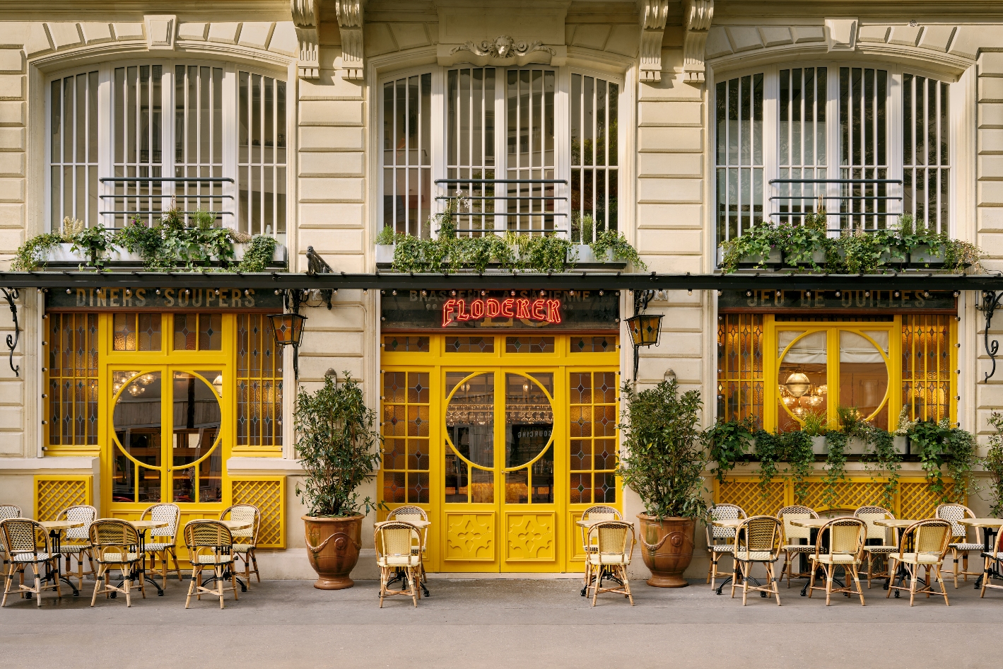 Pourtant nouvelle, avec sa peinture jaune, le façade du Floderer n'a pas masqué l'enseigne de son prédécesseur, la brasserie alsacienne Flo, Une forme d'hommage à cette maison ouverte en 1918.