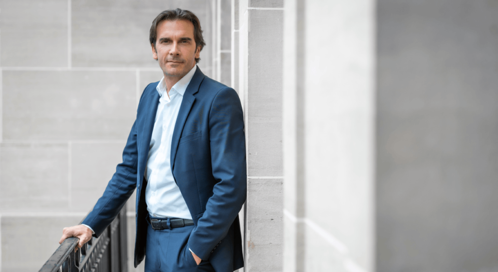 Grégory Rabuel, 46 ans, est directeur général du groupe Barrière depuis août 2023. Il regroupe aujourd’hui 32 Casinos, 1 Club de Jeux et 19 Hôtels de luxe.