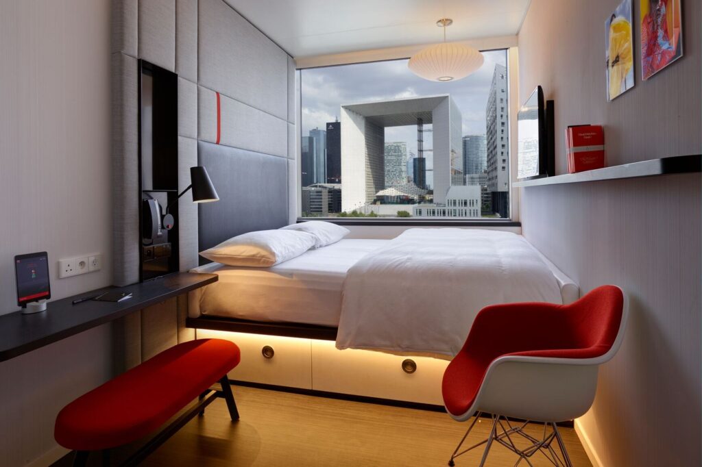 Marriott International  a annoncé avoir conclu un accord pour acquérir citizenM. La transaction devrait accélérer l'expansion mondiale de Marriott en matière d'offres d'hébergement à service sélectif et de style de vie. Le portefeuille mondial de citizenM se compose de 36 hôtels ouverts, pour 8 544 chambres, dans plus de 20 centre-villes ou près d'aéroports, couvrant les États-Unis, l'Europe et l'Asie-Pacifique, y compris des villes portes d'entrée comme New York, Londres, Paris et Rome. Marriott paiera 355 millions de dollars pour acquérir la marque et la propriété intellectuelle associée.