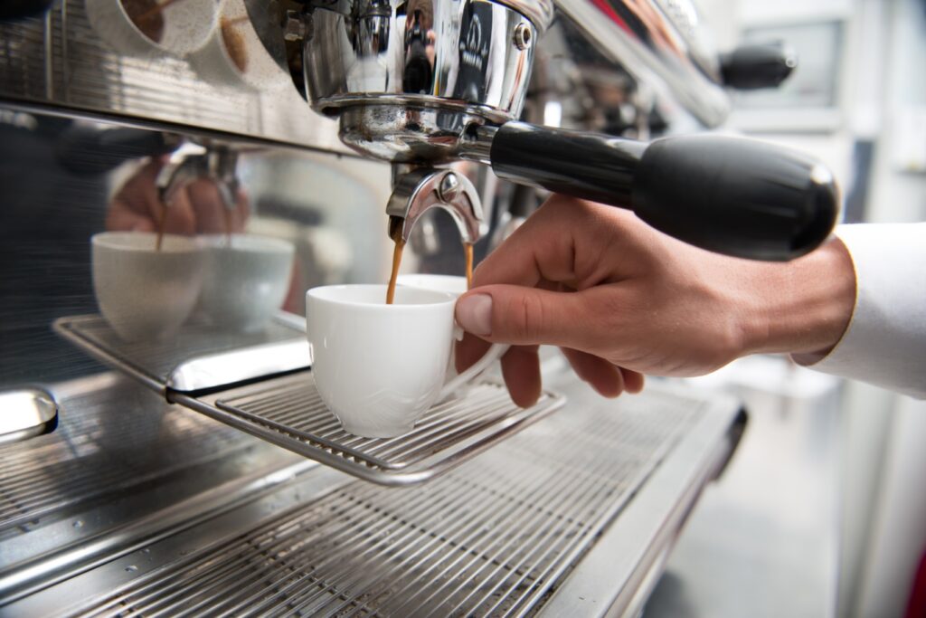 En avril 2025, l'indice Insee agrégré des prix des services de Restauration et d'Hébergement a connu un très net ralentissement, passant, en glissement annuel, de +2,9 % à +1,9 %, taux qu'il n'avait jamais atteint depuis octobre 2021. Cette nette décélération s'explique à la fois par la poursuite du freinage des prix de service de Restauration, passés de +3,6 % en avril 2024 à +2,1 % en avril 2025 (après +2,2 % en février et mars 2025). Et par un fort recul saisonnier des tarifs des résidences de tourisme et des clubs de vacances notamment (-2,3 % en glissement annuel).