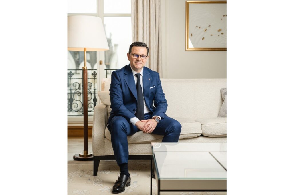 Le nouveau 5 étoiles de Saint-Tropez (35 chambres et suites), ouvert en mars 2024, annonce la nomination de Jean-Marie Le Gall au poste de directeur général. Crédité d'une expérience de 35 ans dans l'hôtellerie de luxe, il occupait auparavant le même poste au Woodward à Genève, membre de l'Oekter Collection. Il aura pour mission de poursuivre le développement de l'esprit décontracté chic et du service personnalisé qui font la signature d’AREV. Il supervisera également le lancement de dix Junior Suites et d'une Double Suite. Il succède à Candice Barwell Nassar.