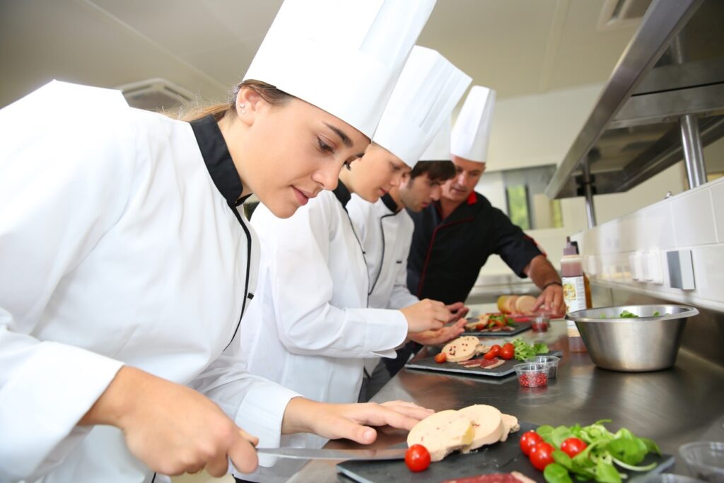 Les effectifs de l’Hébergement Restauration se sont à nouveau légèrement repliés au 1ere trimestre 2025, de - 0,1 %, soit la disparition de 2 000 postes sur un total de plus de 1,3 million de salariés. Cette quasi stabilité masque des évolutions opposées entre la Restauration, orientées à la hausse depuis trois trimestres, avec + 0,2 % équivalent + 2 500 postes au 1er trimestre. et l'Hébergement qui recule de 0,8 % et perd 4 500 postes. La masse salariale de la branche progresse de 0,9 % ce trimestre et de 3,5 % sur un an. Le Salaire Moyen Par Tête (SMPT) de + 0,8 % et de 2 % sur un an.