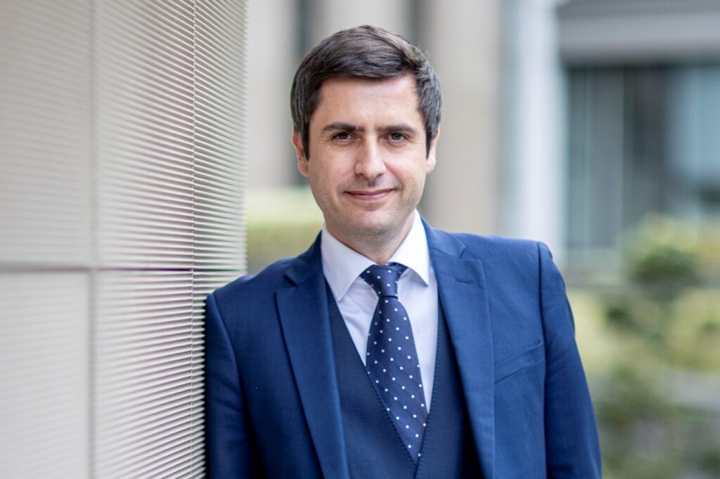 Le groupe Le Duff, grand acteur industriel du secteur de l'agroalimentaire et de la restauration, annonce la nomination d’Arnaud Guillou au poste de directeur général Finances et Fonctions Supports Opérationnelles du Groupe. Dans ses fonctions, il pilotera la direction financière, les systèmes d’Information, ainsi que les services généraux. Il sera directement rattaché à la présidence du groupe Le Duff. Il succède, sur le volet Finances, à Grégory Lovichi en poste depuis 2019, qui assure les mêmes responsabilités depuis fin 2024 dans le groupe de maisons de retraite Clariane.