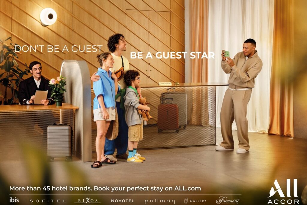Depuis le 12 juin, Accor déploie dans ses marchés clefs la nouvelle campagne de marque de sa plateforme de réservation et programme de fidélité, signée par l'agence Ogilvy. Avec pour slogan “Don’t be a Guest, be a Guest Star” et pour visage, celui mondialement connu du footballeur Kylian Mbappé. A travers un dispositif 360 °, la campagne porte le message qu'au sein des enseignes Accor, qu'il soit une star international ou un voyageur anonyme, chaque client compte et bénéficie de la même considération, avec un service adapté aux envies et besoins de chacun d'entre eux.