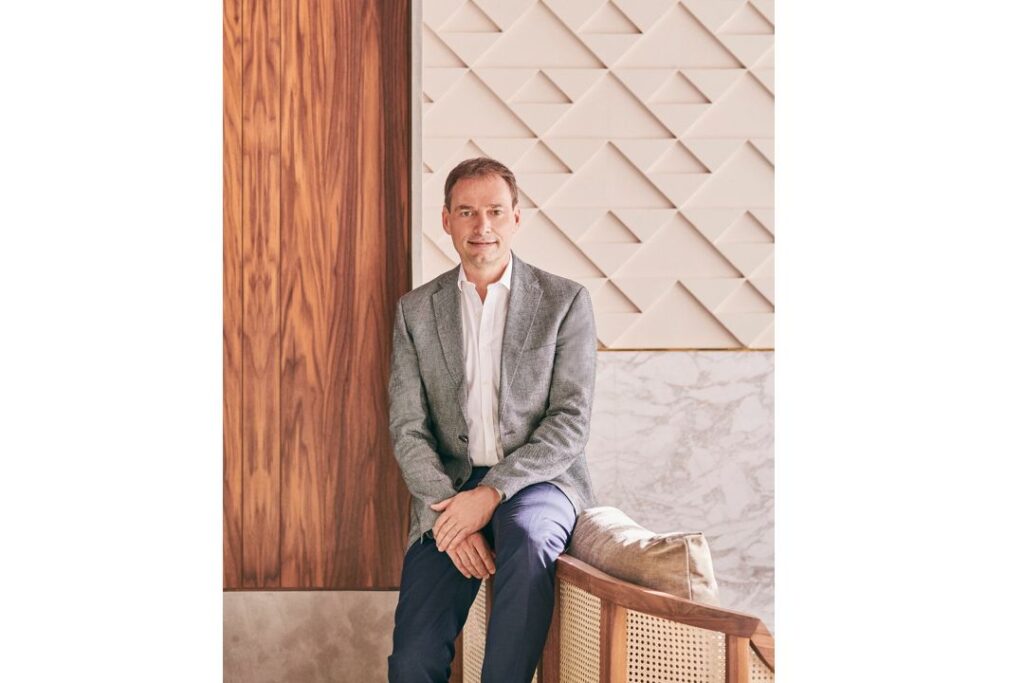 Franck Sibille continuera également d'assurer ses fonctions d’Area Vice President pour l’Espagne, le Portugal et l’Afrique du Nord. Professionnel aguerri de l’hôtellerie de luxe, il a bâti l’essentiel de sa carrière chez Hyatt, de Hong Kong à Paris, en passant par Riyad, avant d’exercer des fonctions de direction générale au sein d'hôtels emblématiques du sud de l’Europe. Il a également enrichi son parcours international auprès de groupes prestigieux tels que Fairmont et Mandarin Oriental. Il succède à Pascal Leprou, désormais à la tête du Sofitel Hôtel-Palais Jamai à Fès.