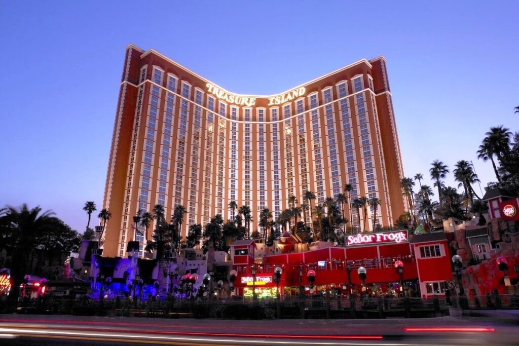 Le groupe hôtelier et son partenaire le milliardaire Phil Ruffin ont annoncé le 23 juillet la signature d'un accord de franchise pour l'exploitation du Treasure Island à Las Vegas, un hôtel casino de 2 884 chambres, 10 restaurants, 8 salons et bars, un théâtre, une piscine tropicale, des chapelles de mariage, des espaces événementiels... Le Treasure Island – IT Las Vegas Hotel & Casino, Handwritten Collection, rejoint plus de 25 adresses déjà  ouvertes sous cette marque Midscale. Accor compte quelque 550 établissements en exploitation dans la région des Amériques (nord, centrale et sud).