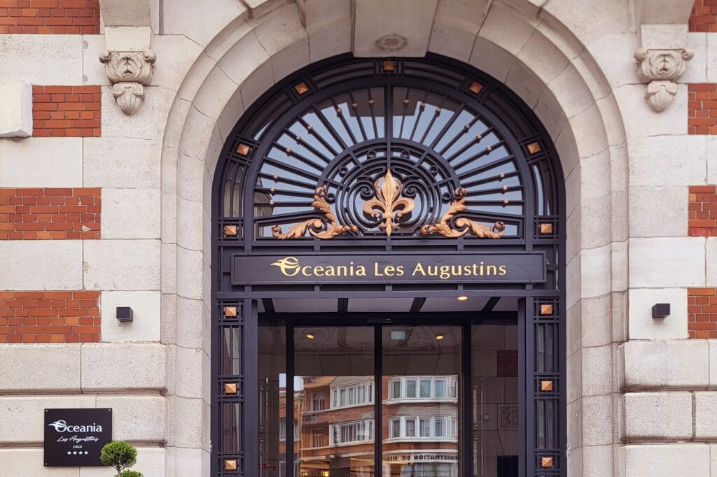 Après trois années de travaux, le groupe familial brestois vient de rouvrir un immeuble patrimonial du centre de Lille, datant des années 1928-1929 et de style art déco. Sous le contrôle de la municipalité et avec le concours du cabinet d'architecture A26, Oceania a conservé tous ses attributs architecturaux remarquables. Tout en l'adaptant aux spécificités de l'exploitation d'un hôtel-restaurant & Spa classé 4 étoiles. Comme meilleure preuve de cet équilibre, une piscine créée dans ce qui fut l'ancienne salle des coffres-forts, eux aussi protégés et mis en valeur.