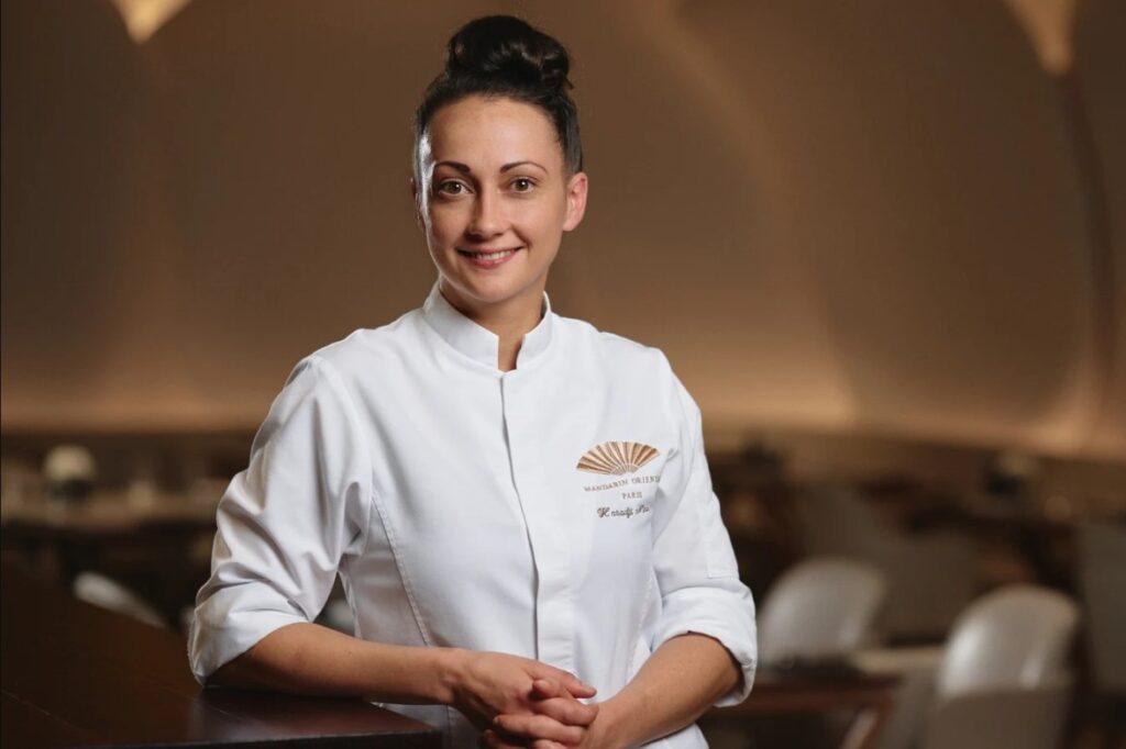 En poste depuis 2014 au sein du 5 étoiles de la rue Saint-Honoré, où elle débuta comme sous-chef de partie, Nina Haradji supervise désormais toute son offre culinaire, incluant le restaurant Camélia, le bar 8 et le service de restauration en chambre. Avec elle, Mandarin Oriental Paris entend faire rayonner une gastronomie « fine, audacieuse et profondément ancrée dans l’art de vivre à la française. »