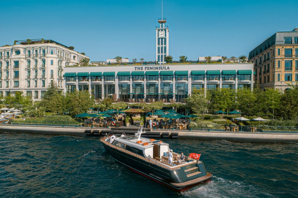 The Peninsula possède une flotte de transport sans équivalent parmi les chaînes internationales de luxe et un niveau exceptionnel de services attachés, du simple transfert à la croisière privée, parties intégrantes de la promesse d'expériences immersives propres à ses 12 destinations. Une flotte composée d'une gamme de Rolls-Royce aménagées sur mesure et revêtues du vert Brewster, couleur signature de la marque.  Mais aussi des yachts conçus pour The Peninsula. Et des véhicules hi-tech ou traditionnels restaurés, de la Tesla model S aux tuk-tuks. Visite de son garage.