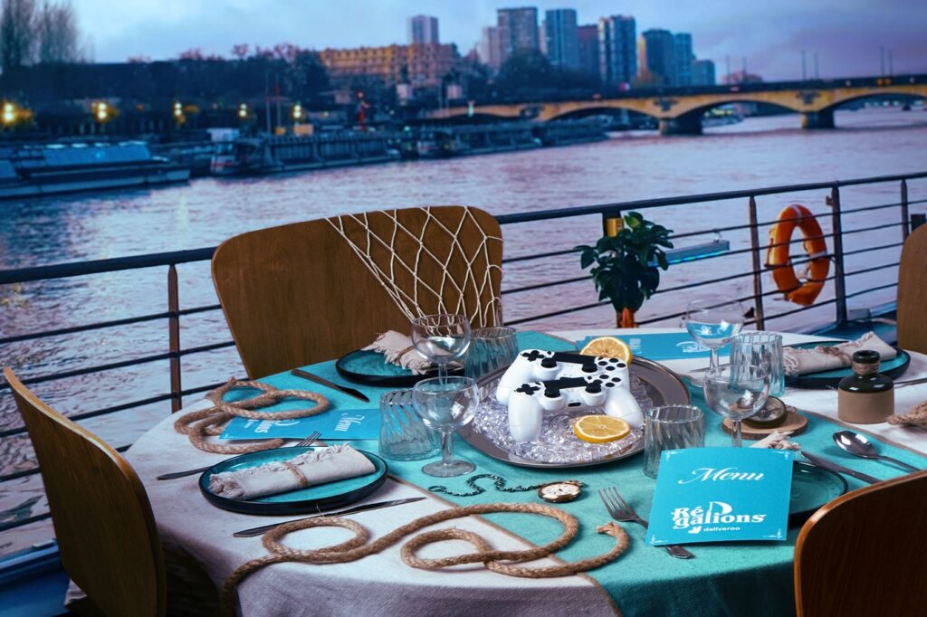 Les 10 et 11 octobre, Deliveroo et le club esport Galions tiendront le Régalions, premier restaurant éphémère esport, sur la péniche du Reef Club, à Boulogne-Billancourt. Le public pourra venir y défier des joueurs professionnels, savourer un menu exclusif inspiré de l’univers marin du club et participer à une compétition manettes en main, le tout dans une ambiance gourmande et festive. Des fans non tirés au sort à l'inscription, pouvaient aussi tenter de décrocher leurs places via un jeu concours organisé sur les réseaux sociaux de Galions et de Deliveroo.