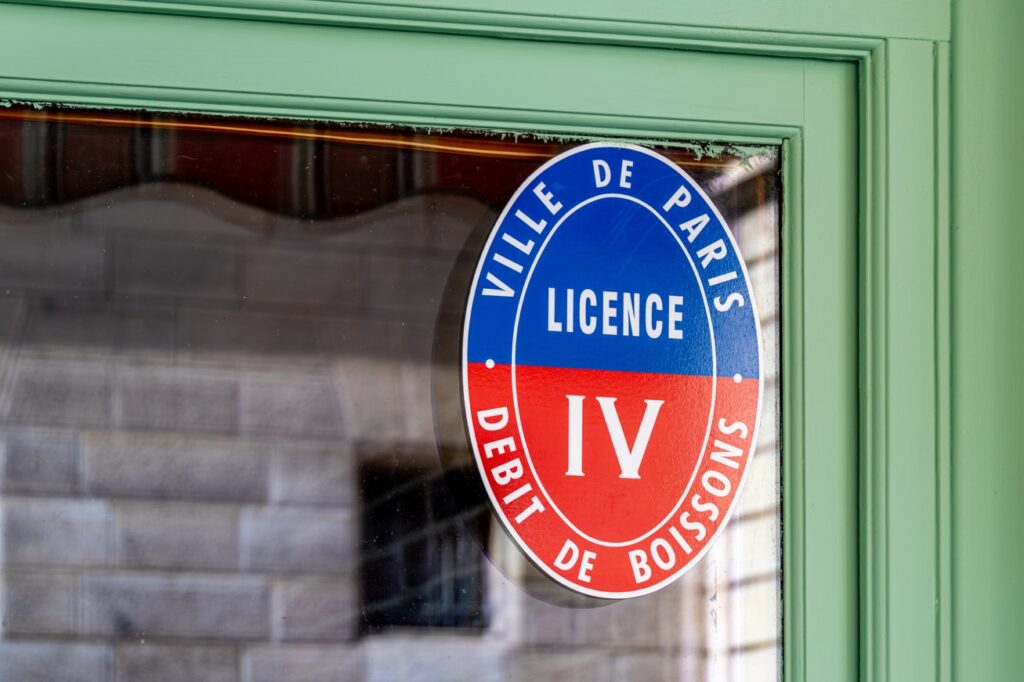 Entre juillet et septembre, période pourtant plus calme que les trois autres trimestres au plan judiciaire, les liquidations (1 256 prononcées) ont augmenté de 4,4 %, à l'exception inhabituelle de la Restauration rapide (- 3%, 462 fermetures). Celle traditionnelle reste en souffrance (530 cessations, soit +18 %) et concentre 42 % des liquidations de la branche H&R. Les hôtels ont connu une flambée de 20 % mais sur un volume faible (29). Lueur d'espoir, l'ensemble des défaillances (1 852 procédures) n'a grossi que de 3 % , après s'être accrus de 5,4 % entre les 3T 2024 et 3T 2023.