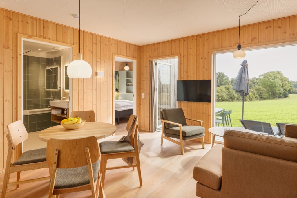 Dans le cadre de la « revue de ses options stratégiques », dévoilée fin septembre, le groupe de tourisme a établi ses objectifs financiers à l'horizon 2030. Pierre & Vacances - Center Parcs vise une croissance annuelle de ses revenus touristiques de 5,8 % pour atteindre près de 2,5 milliards d'euros. Et une hausse de 50% de sa rentabilité, à 270 millions d'euros, en portant ses investissements à 900 millions d'euros, consacrés à la rénovation et à la montée en gamme. De quoi donner une visibilité financière pour des investisseurs ou des acquéreurs du groupe.