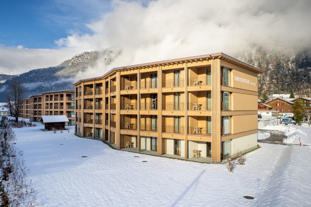 Les deux partenaires ont annoncé la création d'une marque commune, SWISSPEAK Resorts by Pierre & Vacances, incarnant le tourisme de montagne quatre saisons, à la fois premium et local. Cette alliance s'appuie sur une complémentarité claire. La notoriété, la puissance de distribution et l'expertise client de Pierre & Vacances à l'échelle européenne. Et le savoir-faire local, l'ancrage territorial et la connaissance fine du marché suisse de SWISSPEAK Resorts. La marque sera déployée en 2026 sur quatre résidences premium totalisant 388 appartements situées dans quatre stations.