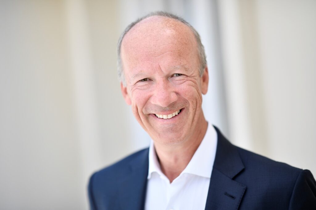 Le groupe de restauration collective et de services va à nouveau dissocier les fonctions de présidence et direction générale assurées depuis octobre 2021 par Sophie Bellon. Thierry Delaporte, passé par Capgemini et la société de services informatiques Wipro, est nommé directeur général à partir du 10 novembre. Sophie Bellon, fille du fondateur du groupe, «exercera la fonction de présidente non exécutive du conseil d'administration pour la durée de son mandat d'administratrice et assurera la transition avec Thierry Delaporte», précise le communiqué.