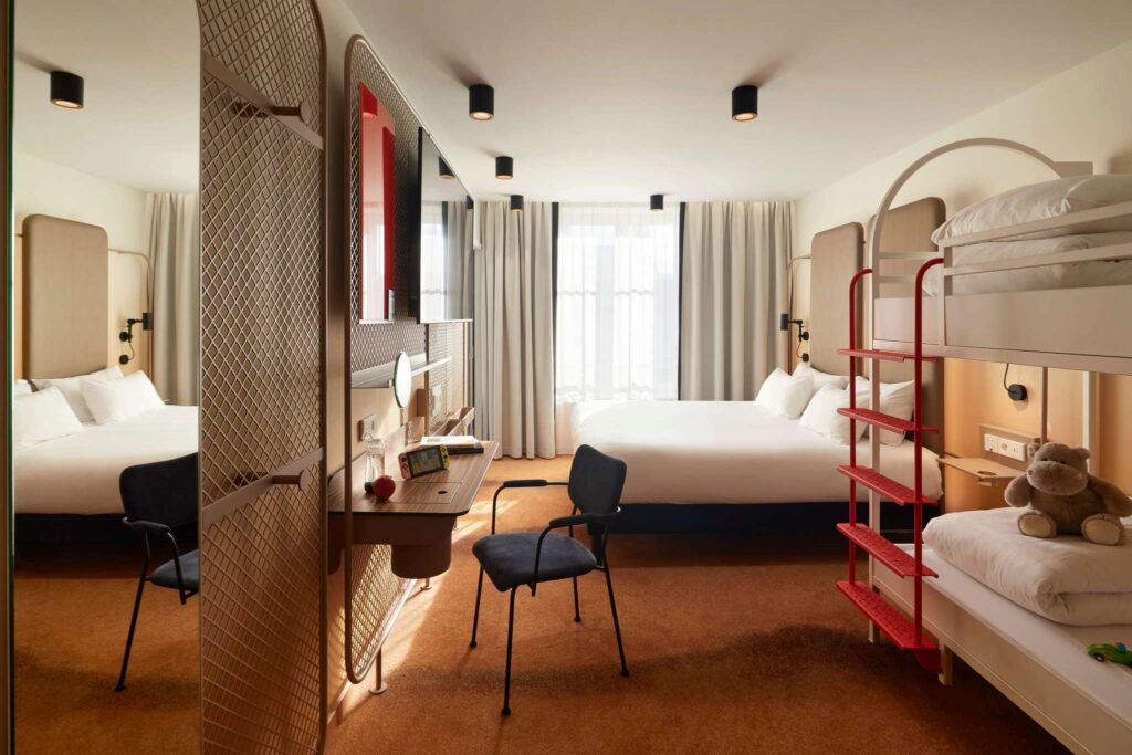 Accor a annoncé le 29 octobre la signature d’un accord de développement, incluant le volet Distribution, entre le groupe français YOU Famille Hôtelière (ex Sd2p), spécialiste de la gestion et de la construction hôtelière, et Handwritten Collection, marque Accor du segment milieu de gamme. Il porte sur la marque YOU Hotels – Urban Homes for Life. Les deux premiers établissements YOU brandés Hanwritten ont ouvert leurs portes à Deauville (50 chambres) et à Budapest (94 chambres). Ouvertures à venir à Amiens, Rennes et Valence.