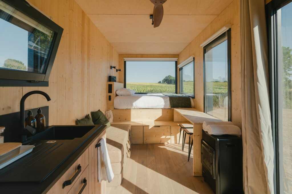 La marque de tourisme de plein air du groupe Pierre & Vacances-Center Parcs, a annoncé l'acquisition de cette start-up bordelaise lancée en 2020, créatrice du marché des tiny houses au coeur des exploitations agricoles. Parcel Tiny House compte aujourd'hui 40 