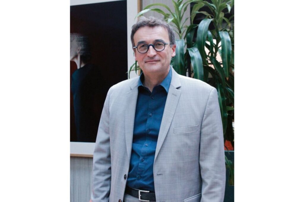 Laurent Herpeux est diplômé du lycée professionnel Escoffier (CAP-BEP (option Restauration) Hôtellerie 1985-1987) et du lycée d'Hôtellerie et de Tourisme de Guyancourt (BTH (option Hébergement) Hôtellerie 1987-1989).