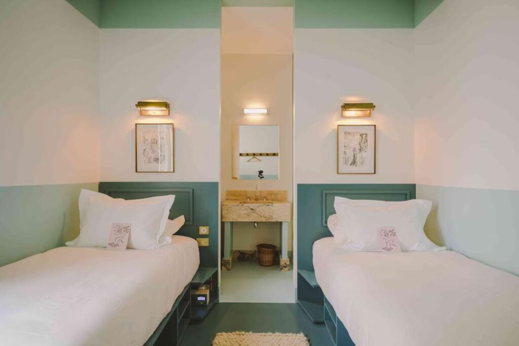 Selon l'enquête de l'Insee, la fréquentation des hébergements collectifs touristiques, exprimée en nuitées, a progressé de +2,9 % entre juillet et septembre 2025 par rapport au 3T 2024, alors qu'elle avait reculé sur la même période l'an dernier (-1,7%). Cette hausse est plus marquée pour les hôtels (+4,3 %) que pour les campings (+2,2%) et les résidences de tourisme et villages vacances (AHCT, +2,4 %). Sur les neuf premiers mois de 2025, les trois grandes familles d'hébergements touristiques collectifs enregistreraient une hausse de leurs nuitées d'environ 3,5 % (estimation HR-infos).