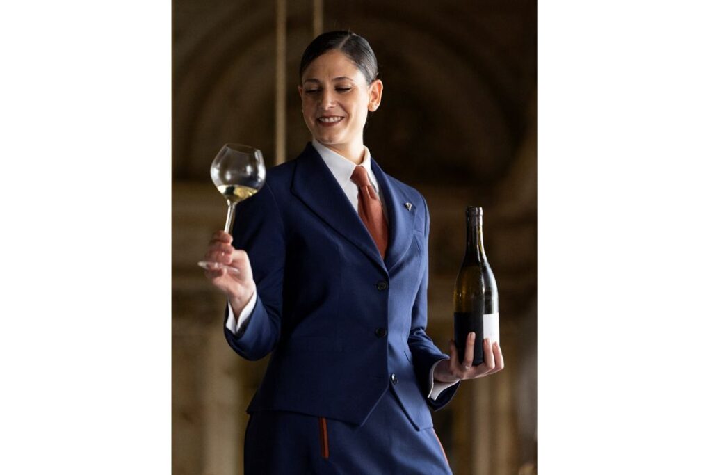 Elle avait rejoint en 2017 le restaurant Louis XV – Alain Ducasse en 2017 (3 étoiles Michelin) de l'Hôtel de Paris - Monaco comme commis sommelière. Elle a depuis gravi tous les échelons. Nommée cheffe sommelière à partir du 1er décembre 2025, Hélène Tessera prend la suite de Maxime Pastor, désormais chef sommelier exécutif de Monte-Carlo Société des Bains de Mer. Pour accompagner sa nomination, Allan Jumetz rejoint l’équipe en qualité d’assistant chef sommelier.