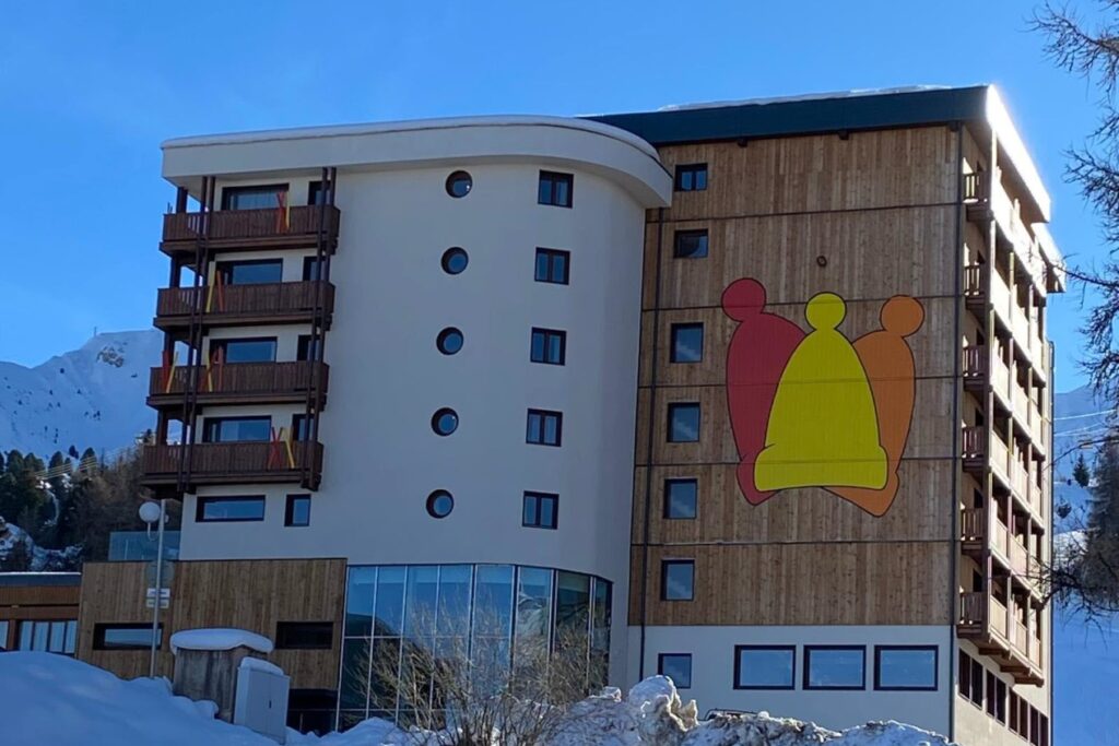 Fondé en 2017 par Frédéric Peltier, le groupe savoyard Cîmehôtel qui possède et exploite 4 hôtels dans les Alpes, réalise une levée de fonds de 15,5 millions d'euros auprès de ses actionnaires historiques Bpifrance via son fonds France Investissement Tourisme 3 et Crédit Agricole Alpes Développement ainsi qu'auprès de nouveaux investisseurs privés et family office. Cette opération a pour objectif de financer l'ouverture d'un troisième hôtel PopAlp, cette fois à La Plagne (ouverture ce mois-ci), ainsi l'acquisition des hôtels Aiguille Percée et Arbina à Tignes en 2027.