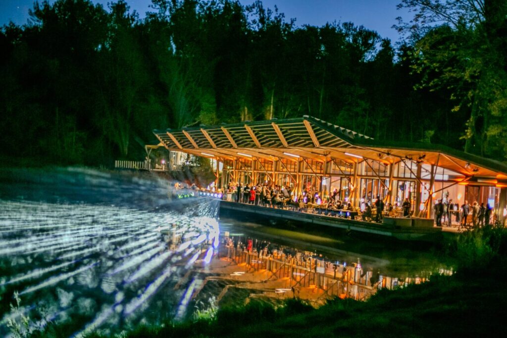 En 2023, l’ensemble des activités directement liées au tourisme représentait, comme en 2022, 3,8 % du produit intérieur brut (PIB) de la France, soit 109 milliards d'euros, selon les chiffres du Compte Satellite du Tourisme (CST) établi par l'Insee selon des normes internationales. La valeur ajoutée brute directe du tourisme atteint pour sa part 95 milliards d'euros, en augmentation de 7,6 % par rapport à 2022. Première activité économique du tourisme, l'Hébergement des visiteurs en représente 44 %, devant le Transport des voyageurs (17 %) et les Restaurants et Cafés (9,8 %).