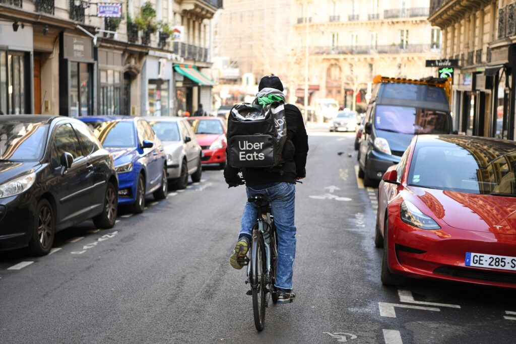 Dès ce 14 janvier, les entreprises peuvent consulter, voire rectifier, le futur code APE qui leur sera attribué, en renseignant leur numéro SIREN (9 chiffres) sur le site sirene.gouv.fr. Ceci pour se familiariser avec ce nouveau code et s'assurer qu'il correspond bien à leur activité. Celui-ci deviendra officiel à compter du 1er janvier 2027 dans le cadre de l’évolution des nomenclatures d’activités française (NAF) et européenne. À partir de janvier 2026, un formulaire simplifié en ligne sera disponible pour demander, si nécessaire, une expertise de leur nouveau code APE.
