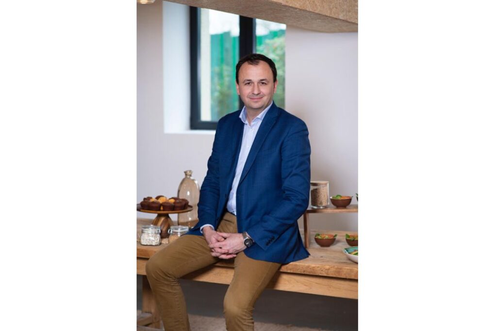 Bertrand Franchise, leader français de la restauration en franchise, annonce la nomination de Camille Berthaud au poste de directeur général de Bertrand Casual Food, qui regroupe les enseignes Casual Dining et Fast Casual, à savoir Au Bureau, Hippopotamus, Jōyō, Leon, Volfoni, Le Paradis du Fruit, Hanoï Cà Phê, Meatpack Steakhouse, Pitaya, et Chik’Chill. Sa nomination marque la volonté du groupe de poursuivre la dynamique de développement des enseignes de Bertrand Casual Food et de renforcer leur ADN et leur singularité, dans un marché en transformation.