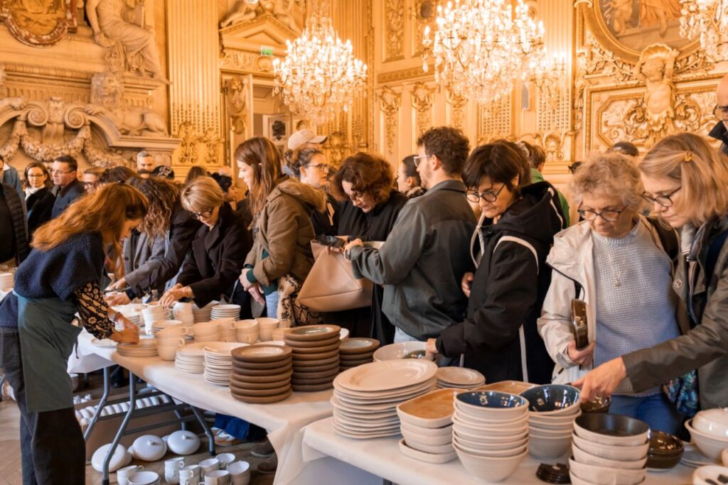 Après le succès de sa première édition parisienne (7 000 visiteurs, 10 000 pièces de vaisselle en vente), l'opération La Vaisselle des Chefs se tiendra les samedi 7 et dimanche 8 février au tiers-lieu La Césure (5 ème). 20 000 pièces et objets d'art de la table seront cette fois proposés, provenant de grandes maisons, comme le Plaza Athénée ou le Café de la Paix. Une partie du produit de cette vente de seconde main qui se veut « éco-responsable» sera reversée à l'association des Apprentis d'Auteuil pour soutenir la formation de jeunes aux métiers de la Restauration.