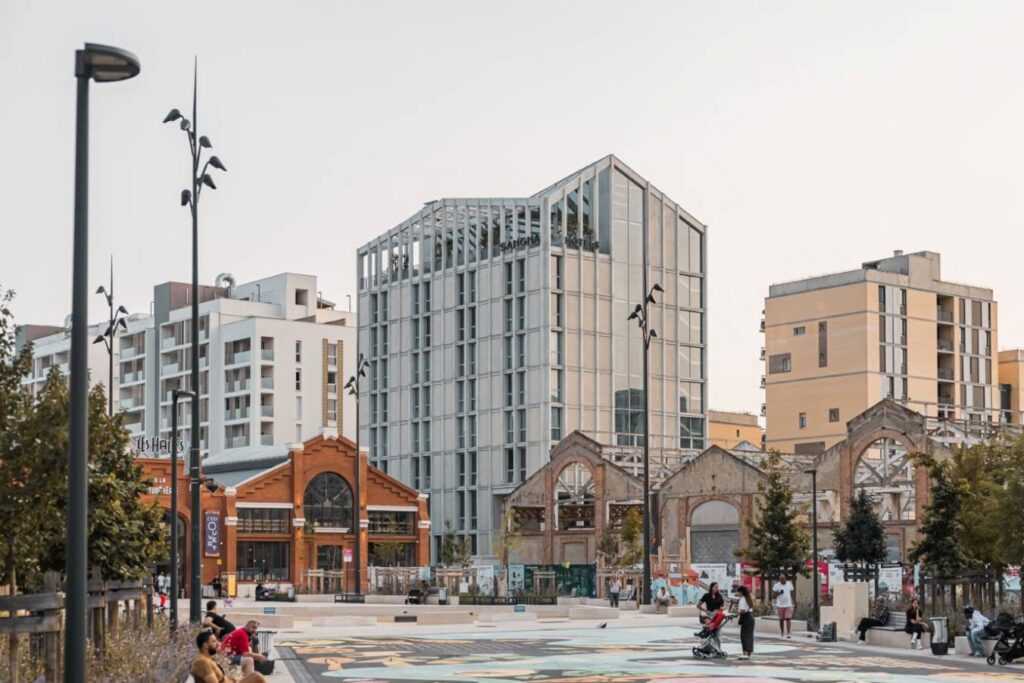 16 mois après son ouverture, l'hôtel Sangha Toulouse (3 étoiles, 75 chambres de 18 à 23 m3, un bar rooftop et une large palette de services dédiées au mieux-être et aux loisirs soft) se voit décerner La Clef Verte pour l’année 2026, ce label qui distingue les établissements touristiques au service d'un tourisme durable. Il décroche également la certification BREEAM Very Good, briguée par l'hôtel, propriétaire des murs et son partenaire investisseur minoritaire, la Banque des territoires, pour valider les performances environnementales éco-constructives de son bâtiment.