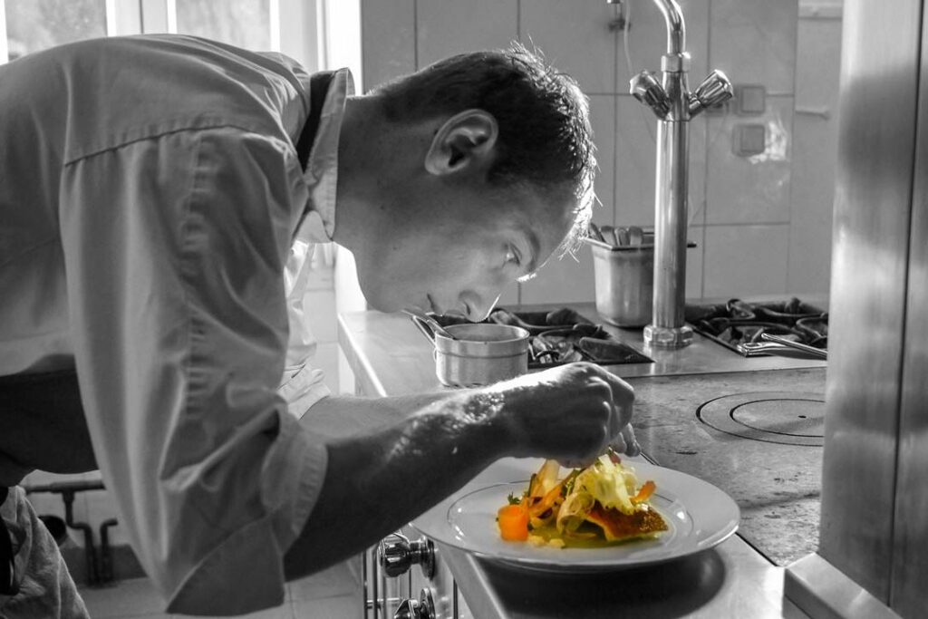 430 adresses en France au meilleur rapport qualité-prix dans cette édition 2026, dont 75 nouvelles, chacune offrant une prestation gastronomique validée par les inspecteurs du Michelin et facturée « autour de » 45 euros à Paris et 40 euros en régions. C'est à la fois un peu plus qu'en 2025, le parc était alors descendu à 399. Et un peu moins que ses 77 entrants. La sélection Bib Gourmand demeure un bon indicateur de la vitalité des tables gastronomiques abordables dans les territoires. Ce cru 2026 reste quantitativement bien inférieur à celui de 2016 (655 Bibs).