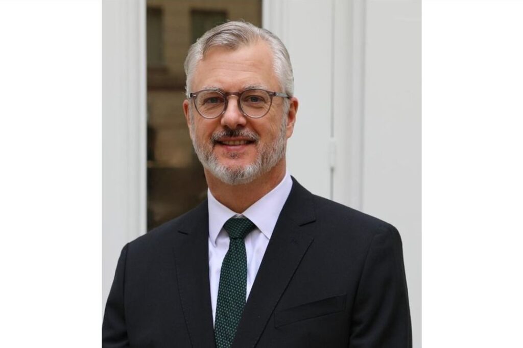 Ce grand manager apporte plus de 33 ans d’expérience internationale dans l’hôtellerie à l’un des plus importants hôtels de congrès parisiens avec ses 757 chambres et suites et plus de 5 000 m² d’espaces événementiels modulables, dont une salle plénière de plus de 1 000 places et 50 salles de sous‑commission. Jörg Meile  rejoint le Paris Marriott Rive Gauche Hotel & Conference Center (4 étoiles) après un mandat très réussi en qualité de directeur général du Paris Marriott Champs‑Elysées Hotel qu'il dirigeait depuis juin 2016. Il succède à Bruno Chiaruttini.