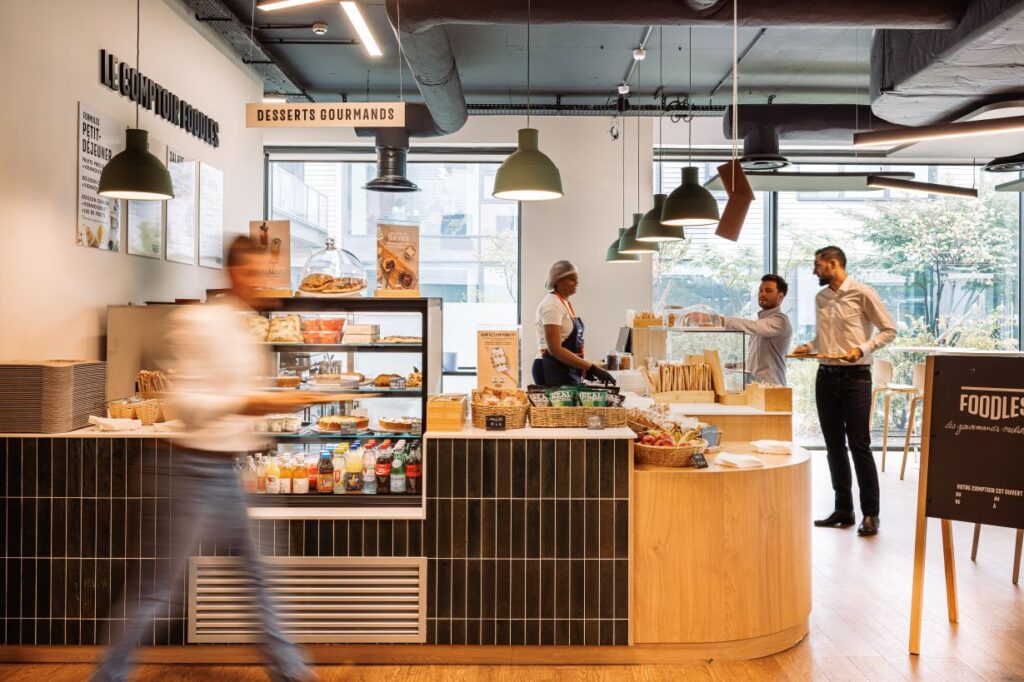 Dix ans après sa création, Foodles poursuit son développement basé sur une stratégie d'innovation qui repense la restauration d'entreprise. La foodtech s'est d'abord faite connaître par son concept de frigos connectés installés en libre-service chez ses clients. Elle a progressivement élargi son offre à des comptoirs sur-mesure (bar à salades, barista...). Pour sécuriser la chaîne logistique de son déploiement sur le territoire, elle se dote d’une nouvelle cuisine de production en Île-de-France, ainsi que d'un hub logistique au sud de Paris et d’un hub régional à Strasbourg.