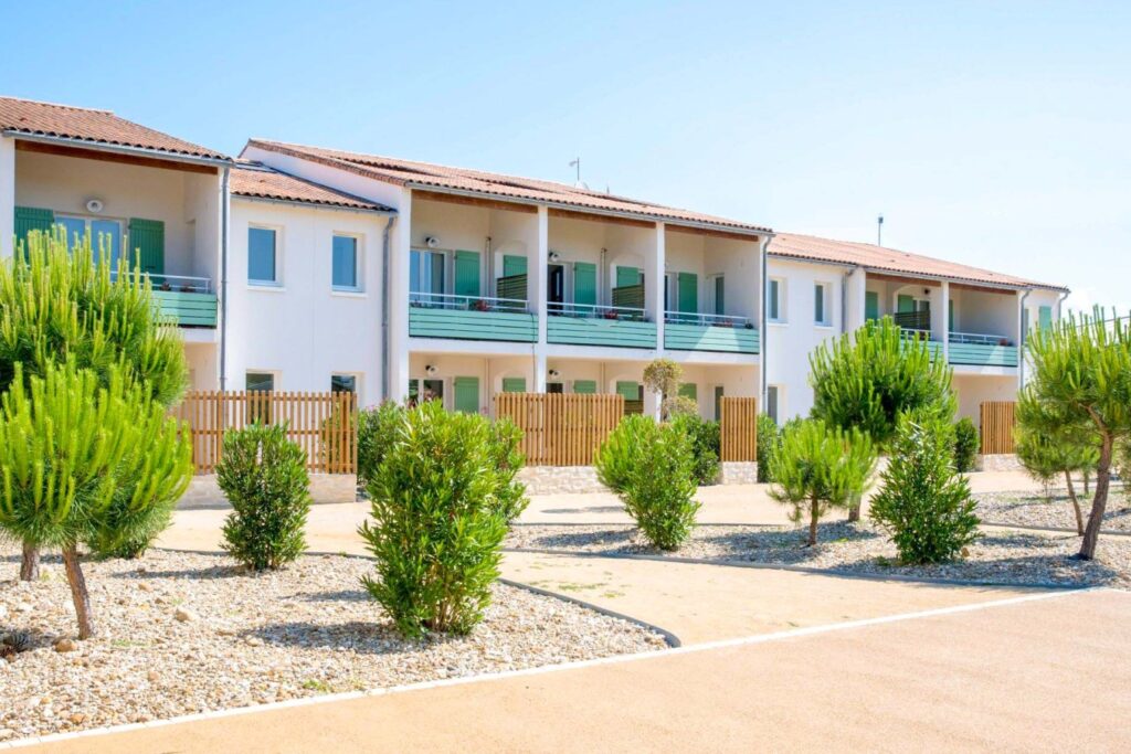 Avec cette nouvelle acquisition (murs et fonds) et une prise de participation majoritaire dans Business Villages en septembre 2025, le groupe Sandaya, d'abord connu comme acteur de l’hôtellerie de plein air haut de gamme en Europe, confirme la dynamique d’expansion et de diversification de son offre vers l'hôtellerie et le tourisme d'affaires. À la fois camping et hôtel, Les Grenettes, racheté à Sea Green, devient le 3ème site du groupe sur l’île de Ré. Sandaya compte désormais 69 destinations 4 et 5 étoiles, en France et en Europe.