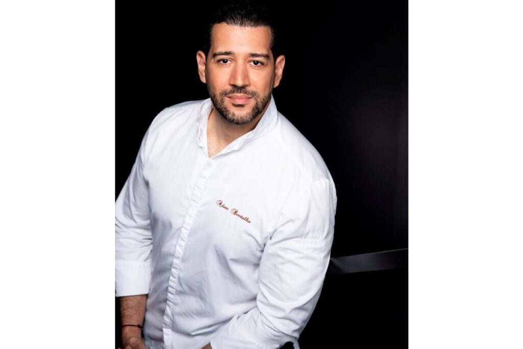 Le groupe d'hôtellerie de luxe Evok Collection annonce la nomination d’Adam Bentalha au poste de chef exécutif groupe, une évolution pour celui qui accompagne le groupe hôtelier depuis 2018. Dans ses nouvelles fonctions, ce cuisinier passé par des palaces parisiens supervise l’ensemble des cuisines de Evok Collection en France, en Espagne et en Italie, ainsi que les projets à venir. Il aura pour mission d’accompagner le développement du groupe et de veiller à la cohérence des propositions culinaires dans le respect de l’identité propre à chaque adresse.