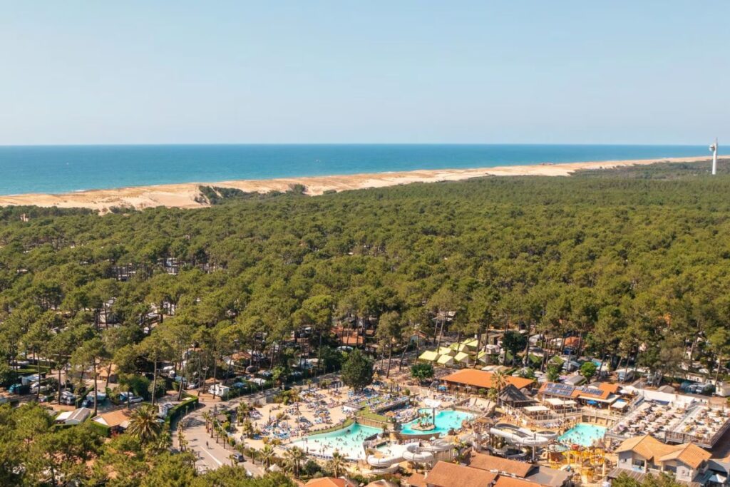 Après l'avoir établi pour les hôtels, HR-infos s'est replongé dans les bases de données de l'Insee pour repérer les villes et villages de France qui comptent le plus de campings et d'emplacements, en comparant les évolutions de leur parc entre 2016 et 2026. Deux grandes caractéristiques de ces communes, fort différentes de celles des hôtels : des localisations géographiques surtout littorales, atlantique puis méditerranéenne, et un grand rayonnement touristique axé sur les vacances familiales. Les chiffres clefs dévoilés dans le second volet de ce panorama exclusif.