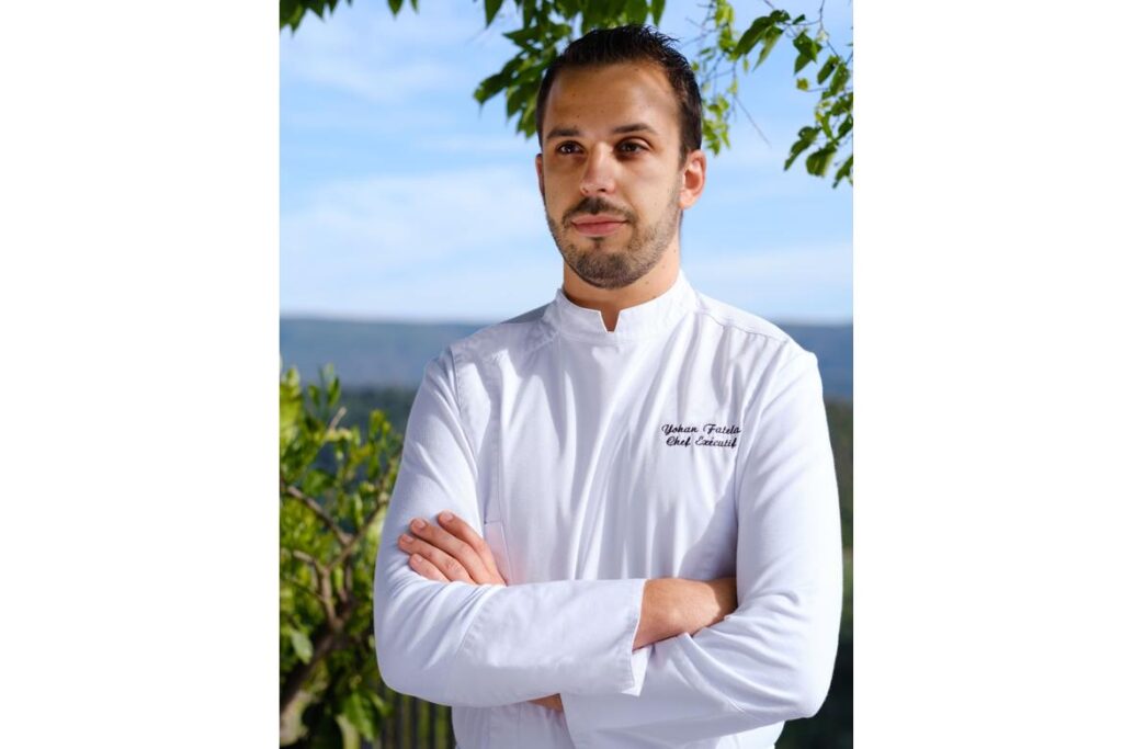 Avec l'arrivée de Yohan Fatela au poste de chef exécutif, l'établissement de Haute-Savoie, classé 5 étoiles Palace, affirme sa volonté de poursuivre l’excellence de sa table étoilée Les Fresques, tout en développant l’ensemble de son offre culinaire. Il succède à Patrice Vander qui a marqué pendant plus de vingt ans l’identité et le rayonnement gastronomique de l’Hôtel Royal Evian-les-Bains resort.