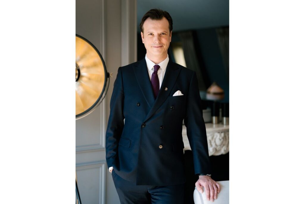 Marc-Antoine Salembier-Santi a bâti sa carrière au sein des plus prestigieux palaces français. Il débute son parcours au Four Seasons Hôtel George V avant de rejoindre Le Meurice (Dorchester Collection), où il évoluera pendant 15 ans. Durant cette période, il y a notamment dirigé l’expérience client, structurant des standards de service d’exception pour une clientèle internationale. Il succède à John Banizette, aujourd'hui au Barrière Gray d'Albion à Cannes, qui a dirigé Le Westminster depuis 2020 où il y a conduit une énovation complète et un passage en 5 étoiles.