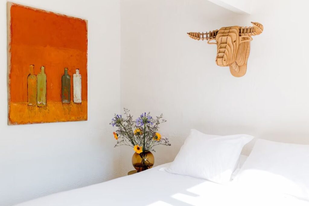 HR-infos a plongé dans les bases de données de l'Insee pour repérer les villes de France qui comptent le plus d'hôtels et de chambres et pour mesurer les évolutions de leur parc entre 2016 et 2026. Quelles sont ces communes ? Pas nécessairement les plus peuplées ! Mais assurément celles dont l'activité économique est étroitement liée à l'attractivité touristique de leur territoire et, in fine, au tourisme d'affaires et de loisirs, y compris religieux, ainsi qu'à l'importance de la clientèle internationale. Voici les chiffres clefs dévoilés dans le premier volet de ce panorama exclusif.