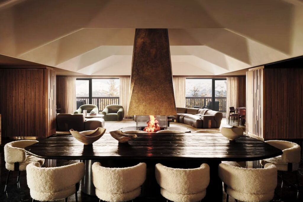 Selon les données de l'Insee, le parc français, en 2025, a perdu 319 adresses d'hôtels contre une centaine en 2024, et 29 villages vacances contre 93 une année plus tôt. Ils s'étoffent de 8 campings, 16 résidences de tourisme et 20 auberges de jeunesse supplémentaires. Au global, le parc perd à la fois des adresses (-1,1%) et dans une moindre mesure des capacités, 9 000 sur un total de près de 2,4 millions de chambres et d'emplacements (-0,4 %). En revanche, dans les hôtels et en partie dans les campings, les adresses classées en 3, 4 et 5 étoiles continuent leur expansion.