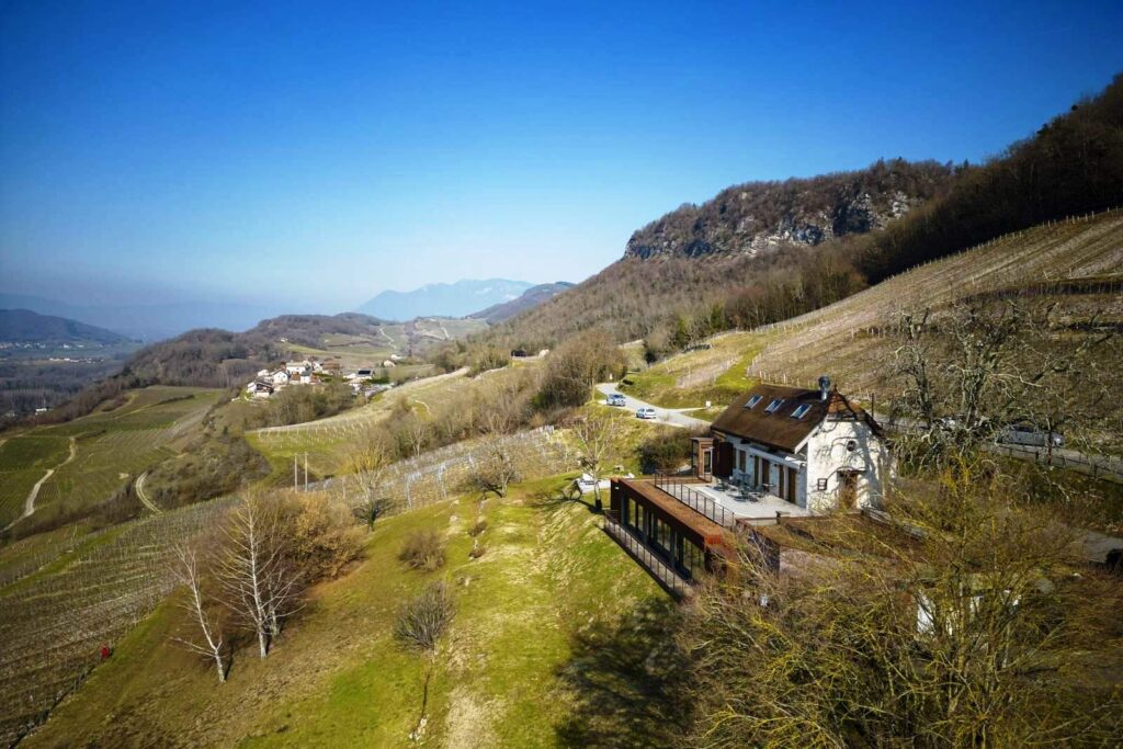 A Monaco, le 16 mars, le guide gastronomique a décerné 62 nouvelles Etoiles en France (et 14 Etoiles vertes), contre 68 en 2025. Seule nouvelle triple étoilée, l'auberge Les Morainières du chef Michael Arnoult et de son épouse Ingrid, située dans l'appellation Jongieux, à flan de côteau, au pied des Alpes, dans l’avant‑pays savoyard. Constante de la plupart des nouveaux étoilés, selon le Michelin, un ancrage marqué dans leur terroir, des produits locaux au cœur de leurs recettes et une maîtrise technique au service d’une cuisine contemporaine, lisible et précise.