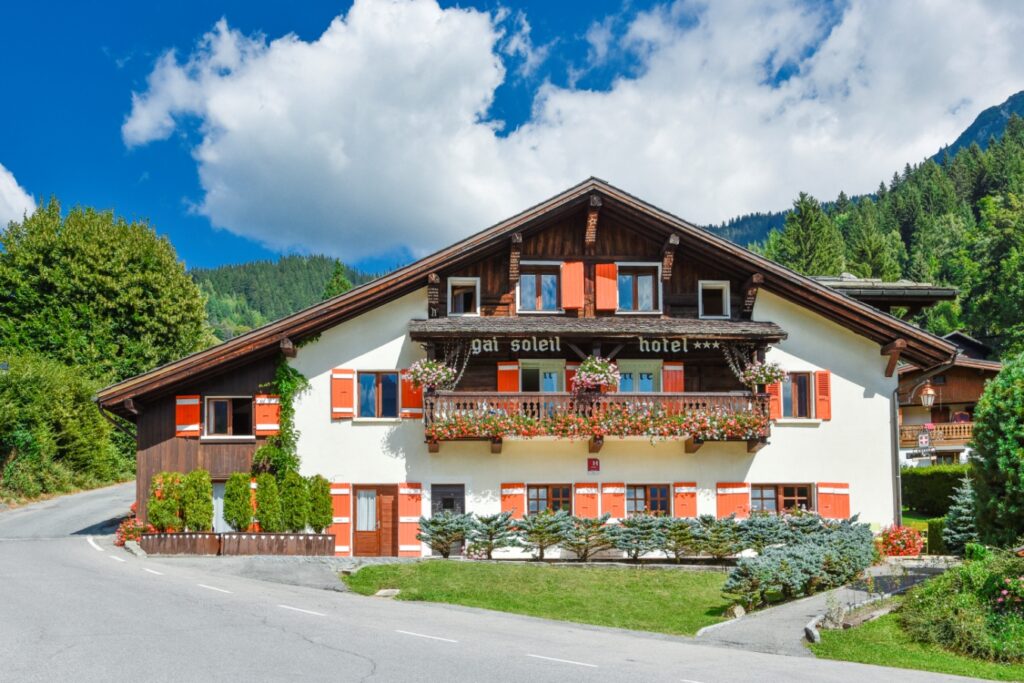 Jusque là implanté uniquement à Lyon, le groupe hôtelier indépendant Les Aubergistes Lyonnais a fait l'acquisition en Haute-Savoie d'un hôtel 3 étoiles de 19 chambres, situé sur la commune de Contamines-Monjoie, au pied du Mont-Blanc. Le Gai Soleil, doté d'un restaurant et d'un jardin-détente, fera l’objet d’un projet d’embellissement piloté par l’agence d'architecture intérieure Eroz, qui réinterprétera l’hôtel dans un esprit chalet contemporain. Actuellement fermé, Le Gai Soleil réouvrira à l'été 2026 avant une livraison complète des travaux en juin 2027.