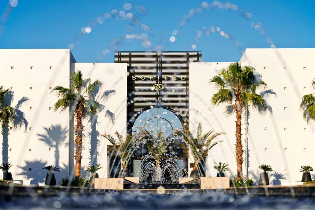 Lors de la visite début avril à Casablanca de Sébastien Bazin, PDG d’Accor, et de sa participation au conseil de surveillance du groupe Risma, partenaire historique d'Accor au Maroc, les deux groupes ont annoncé des projets majeurs. L'ouverture d'un Sofitel à Tanger. Un programme de rénovation et de repositionnement de son parc hôtelier. Et la création d'une Académie de Formation aux Métiers du Tourisme pour former plus de 1 000 collaborateurs en trois ans. Par ailleurs, Risma va convertir les contrats de gestion de la plupart de ses hôtels en contrat de franchise.