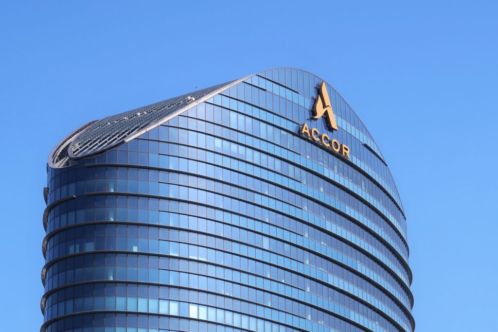 Le groupe hôtelier a annoncé avoir signé un protocole d'accord pour la cession de sa participation de 30,56% dans Essendi à un consortium formé des fonds d'investissement américain Blackstone et européen Colony IM, pour un montant pouvant atteindre 975 millions d'euros, dont 675 millions à recevoir à la date de la réalisation de la transaction, prévue pour être finalisée au troisième trimestre 2026. Accor avait déjà cédé 65 % de son pôle immobilier en 2018 pour 4,8 milliards d'euros, mais la crise du Covid-19 avait retardé la cession des 30 % restant.