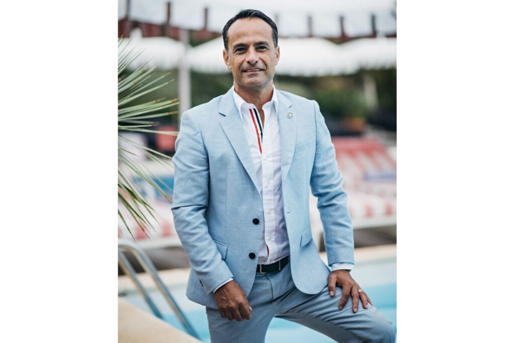 Frédéric Carbonnel a pris depuis janvier 2026 les rênes de cette adresse emblématique du golfe de Saint-Tropez (2 hectares, 3 piscines, 70 chambres et suites). Sa mission : poursuivre le développement du 5 étoiles, enrichir son expérience clients et renforcer son rayonnement sur la Riviera. Après plusieurs directions au sein d'Accor, Frédéric Carbonnel a participé à l'international à des ouvertures d’hôtels et à des projets de repositionnements stratégiques. Il succède à Marc Leveau, qui le précédait depuis 2021, aujourd'hui à la tête du Faubourg 21 à Bruxelles (5*-LHW).