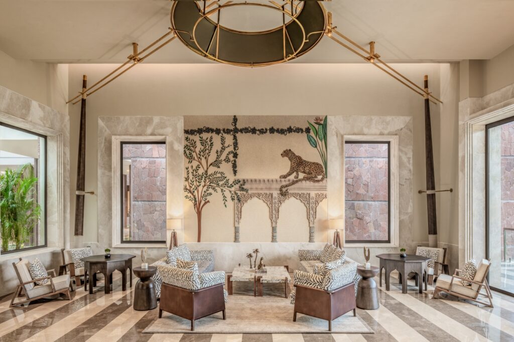 Ce 10 000 ème établissement est le JW Marriott Ranthambore Resort & Spa, dans l'État du Rajasthan. Une adresse de 127 hébergements, dont des villas privées, située à 18 minutes en voiture du Ranthanbhore National Park. Cette ouverture marque une étape historique selon le groupe, qui va fêter en 2027 le centenaire de sa naissance par J. Willard Marriott et son épouse Alice Sheets Marriott, qui tenait à l'époque une franchise A&W Root Beer à Washington, D.C. Marriott International est le premier des 5 groupes hôteliers comptant plus de 1 milllion de chambres.