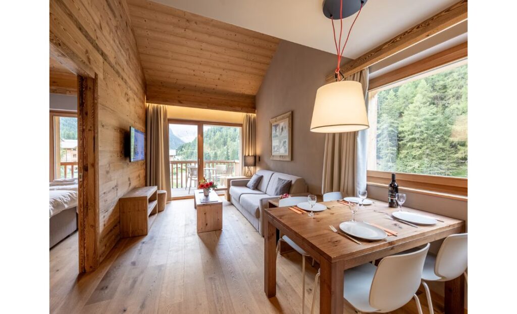 Le conseil d'administration du groupe de tourisme (Pierre & Vacances, Center Parcs, Maeva & Co, Adagio) a annoncé, lundi 22 juin, avoir reçu une offre « ferme et intégralement financée » de la société d'investissement émiratie Mubadala Capital, pour acquérir la totalité de ses actions. Le Conseil, réuni le 19 juin, avait  accueilli cette offre favorablement et à l'unanimité. Les trois principaux actionnaires, qui détiennent 58,6% du capital, lui ont également apporté leur soutien. Pour être acceptée, l'offre devra toutefois atteindre le cap de 80% du capital d'ici au 17 juillet.