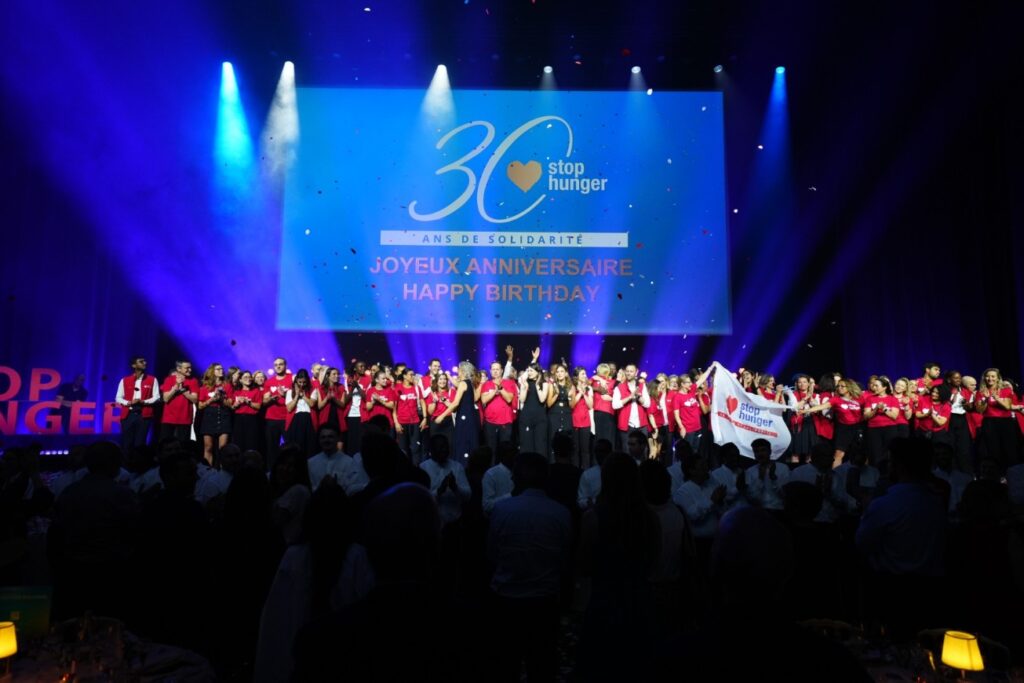 À l’occasion de ses 30 ans d'existence, Stop Hunger, la cause philantrophique de Sodexo, réunissait fin mai lors d'un dîner annuel à La Seine Musicale son écosystème mondial comprenant partenaires, ONG, clients, grands donateurs et bénévoles. Une édition anniversaire qui a souligné le lien vital entre l’accès à l’eau et la lutte contre l’insécurité alimentaire et distingué trois ONG engagées pour améliorer durablement l’accès à l’eau dans des communautés vulnérables d'Asie et d'Afrique. L'événement a également permis de récolter un montant record de 1,440 million d'euros.